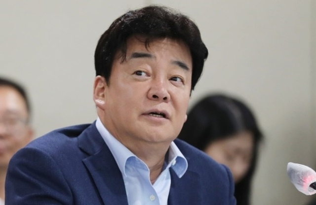 백종원, 백종원 프로필, 백종원 키, 백종원 나이, 백종원 논란, 방송가 갑질, 제작진 교체, 출연자 하차, 더본코리아, 백종원 갑질 의혹, 백종원 사과, 원산지 표기 문제, 감귤맥주 논란, 브라질산 닭고기, 백종원 유튜브, 백종원 조직 쇄신, 외식사업가, 요리연구가, 방송인 논란, 한국 연예계 이슈