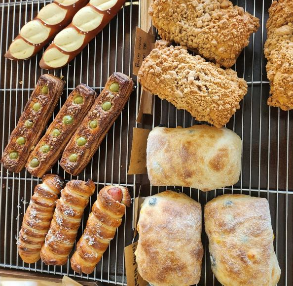 제이사이트 진열대 다양한 빵 모음