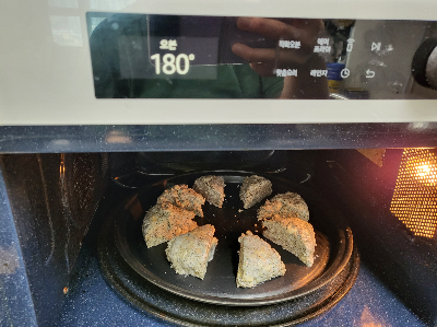 스콘 만들기 11단계: 온도 낮춰서 스콘 굽기