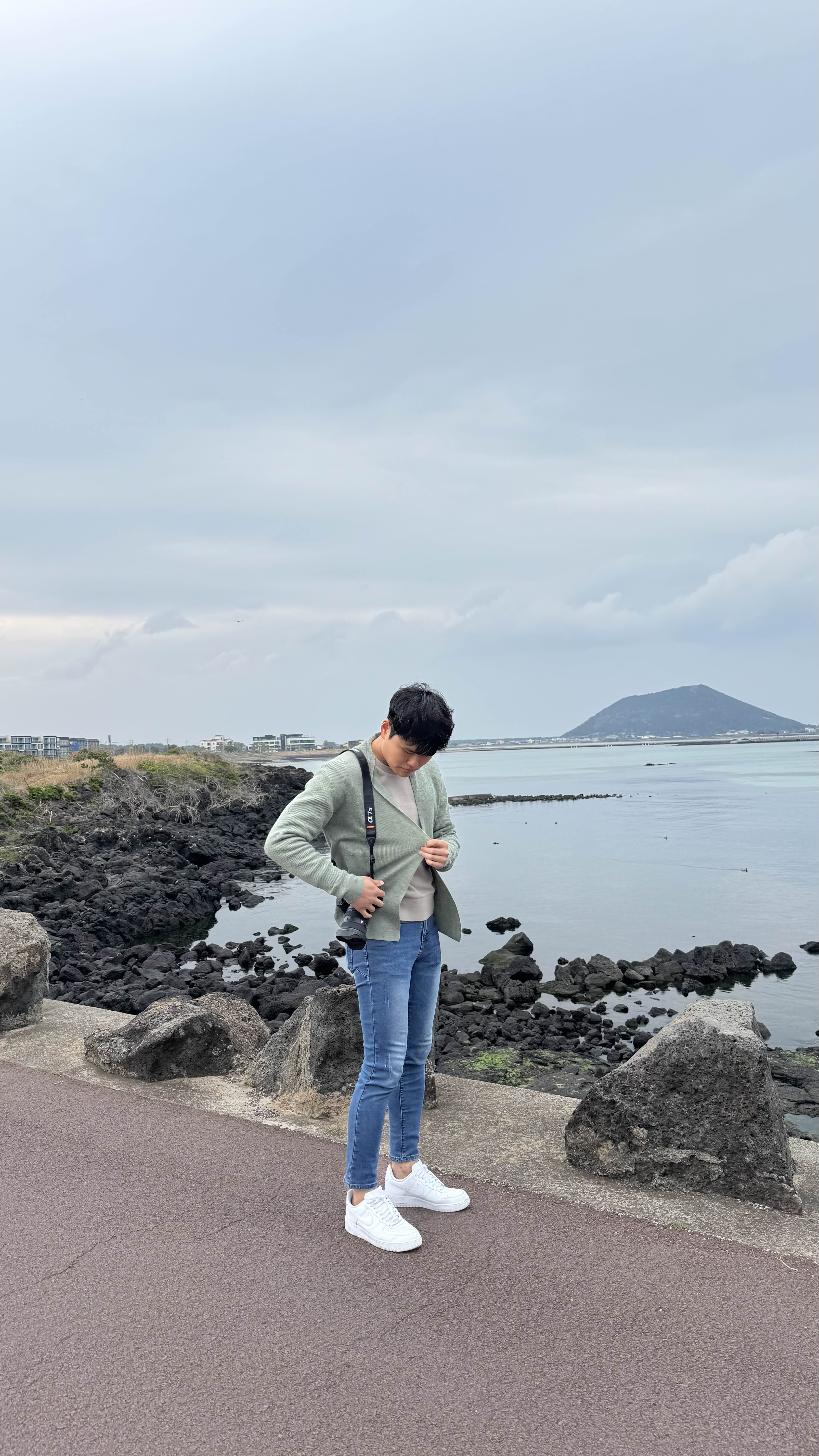 소니 카메라를 메고 해안가에서 휴식을 취하는 로운 테니스 스튜디오 운영자의 일상