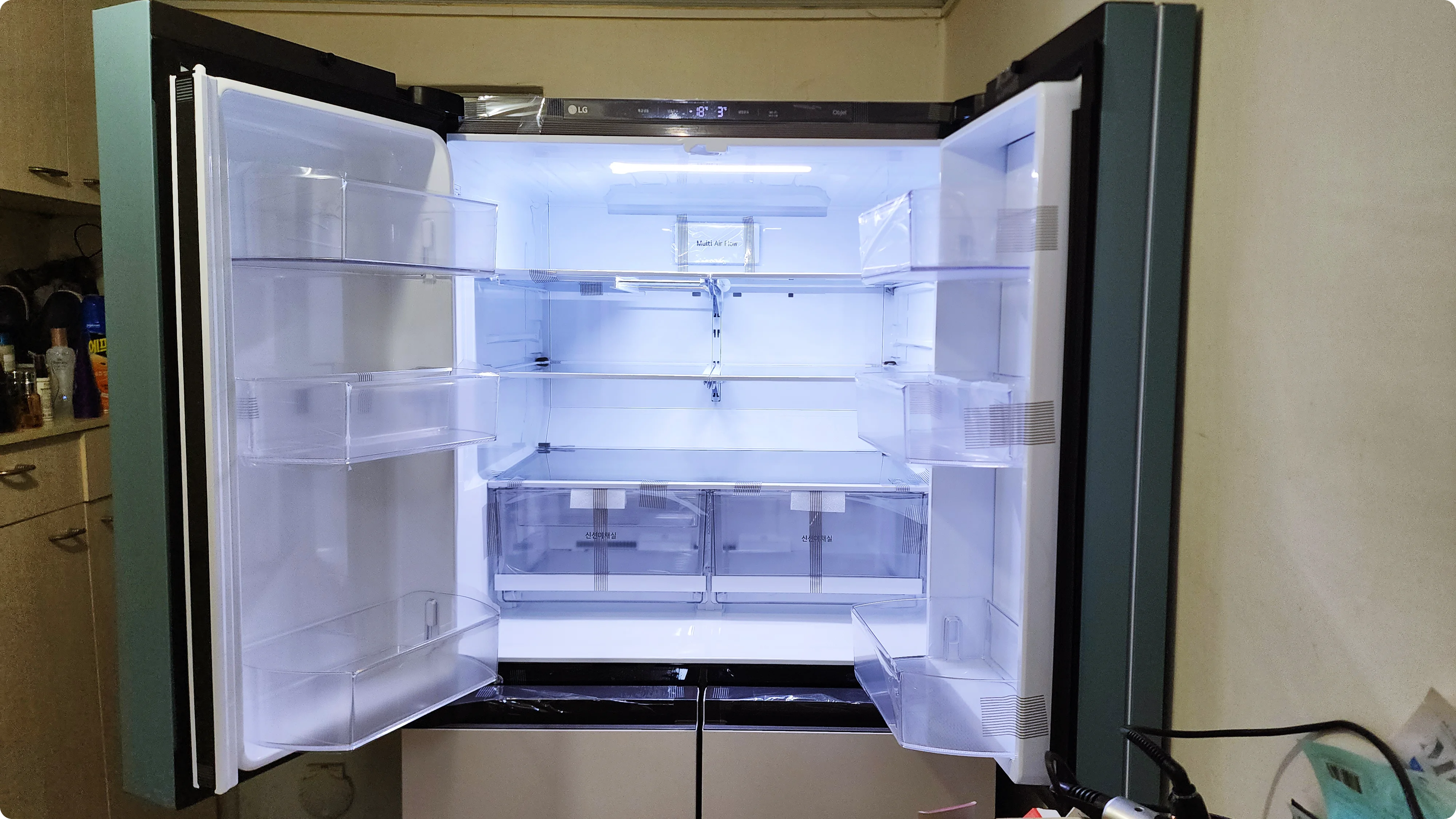 4도어 냉장고 상단 모습
