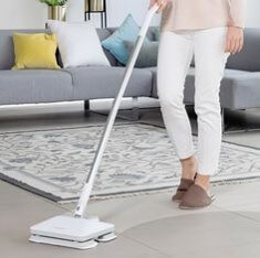 무선-물걸레-청소기로-거실을-뽀송하게-청소하는-주부