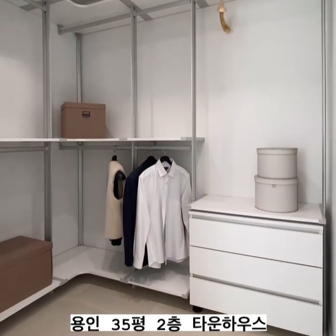 1층에 드레스룸 각각의 옷을 구분하여 진열 할수 있어요 .