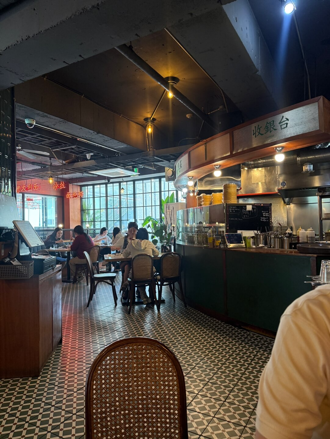 홍콩 식당 분위기가 느껴지는 강남 구구당 내부 좌석