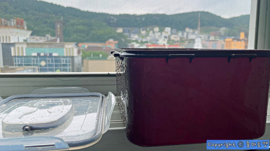 김치통-햇볕에-말려두기