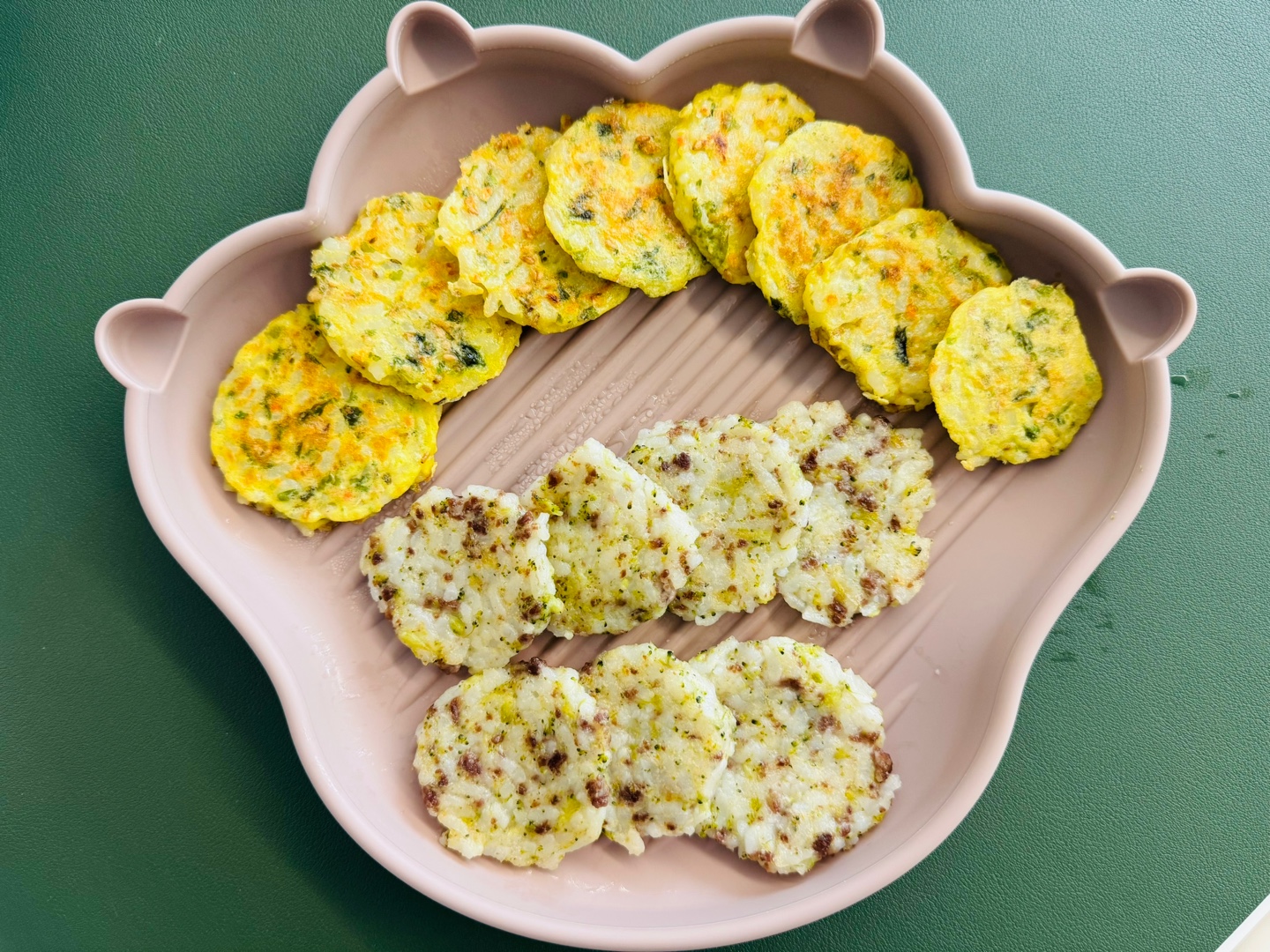 동글동글한 후리카게달걀밥전과 브로콜리소고기밥전이 나란히 담긴 곰돌이 접시