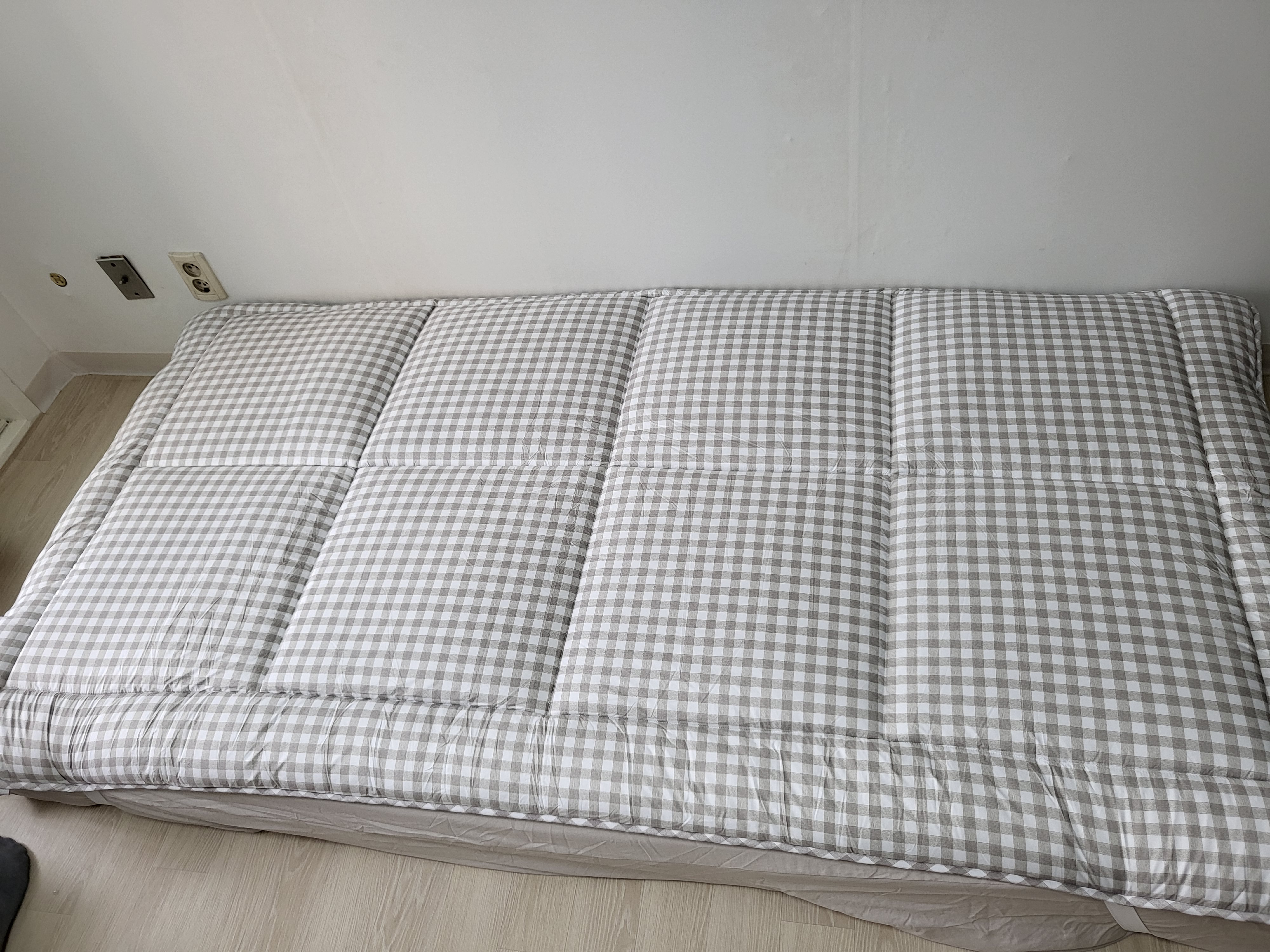 소파에 침대 토퍼를 씌움