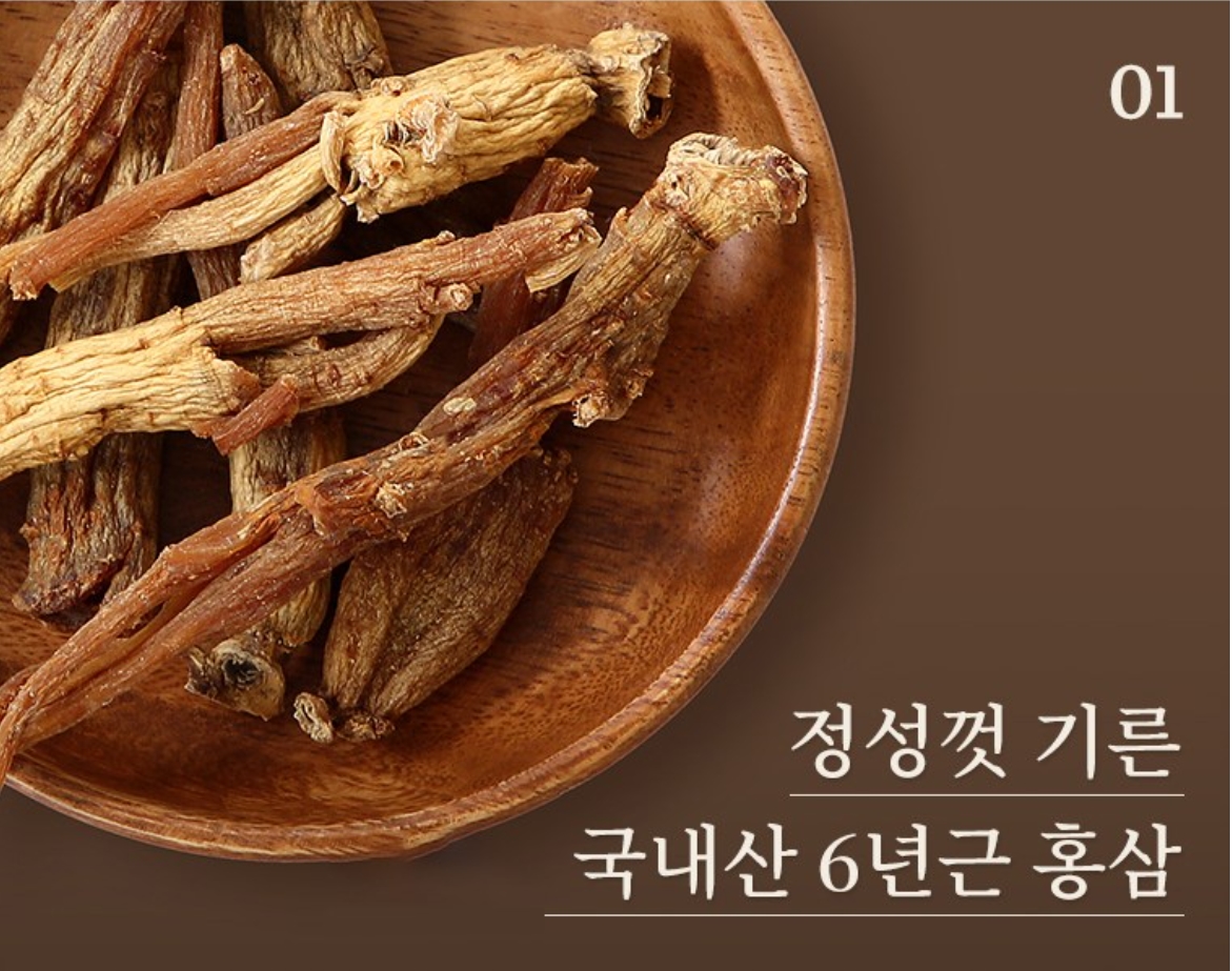 깔끔하게 정리된 6년근 홍삼 뿌리를 은은한 황금빛으로 클로즈업하여 프리미엄 품질을 강조합니다.