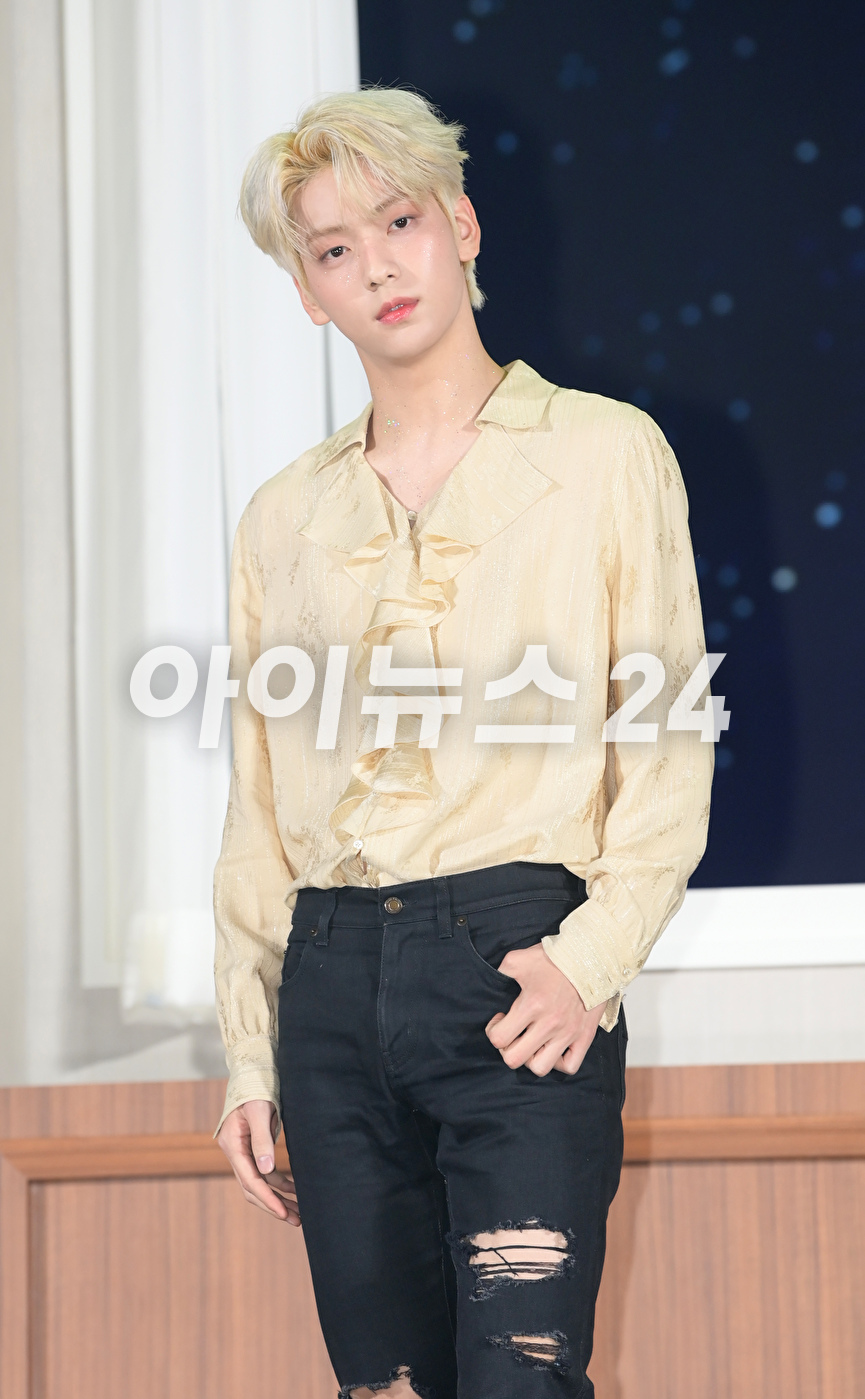 그룹 투모로우바이투게더 수빈이 26일 오후 서울 강남구 코엑스 오디토리움에서 열린 투모로우바이투게더(TOMORROW X TOGETHER, TXT) 미니 5집 '이름의 장: TEMPTATION' 발매 쇼케이스에서 타이틀곡 무대를 선보이고 있다. [사진=정소희 기자]