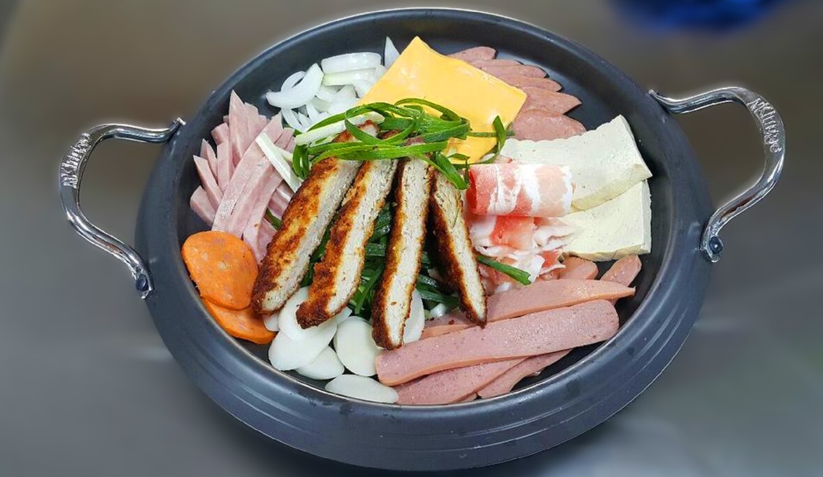 깊고-찐한-국물의-부대찌개