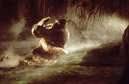 동굴 속 킹콩이 뱀과 싸우는 모습