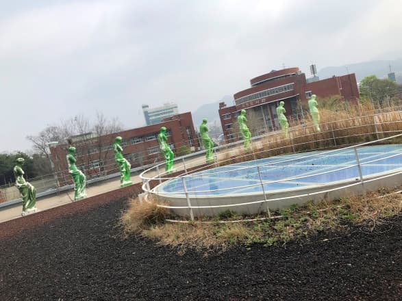 작품이 늘어서 있는 이이남 스튜디오 옥상