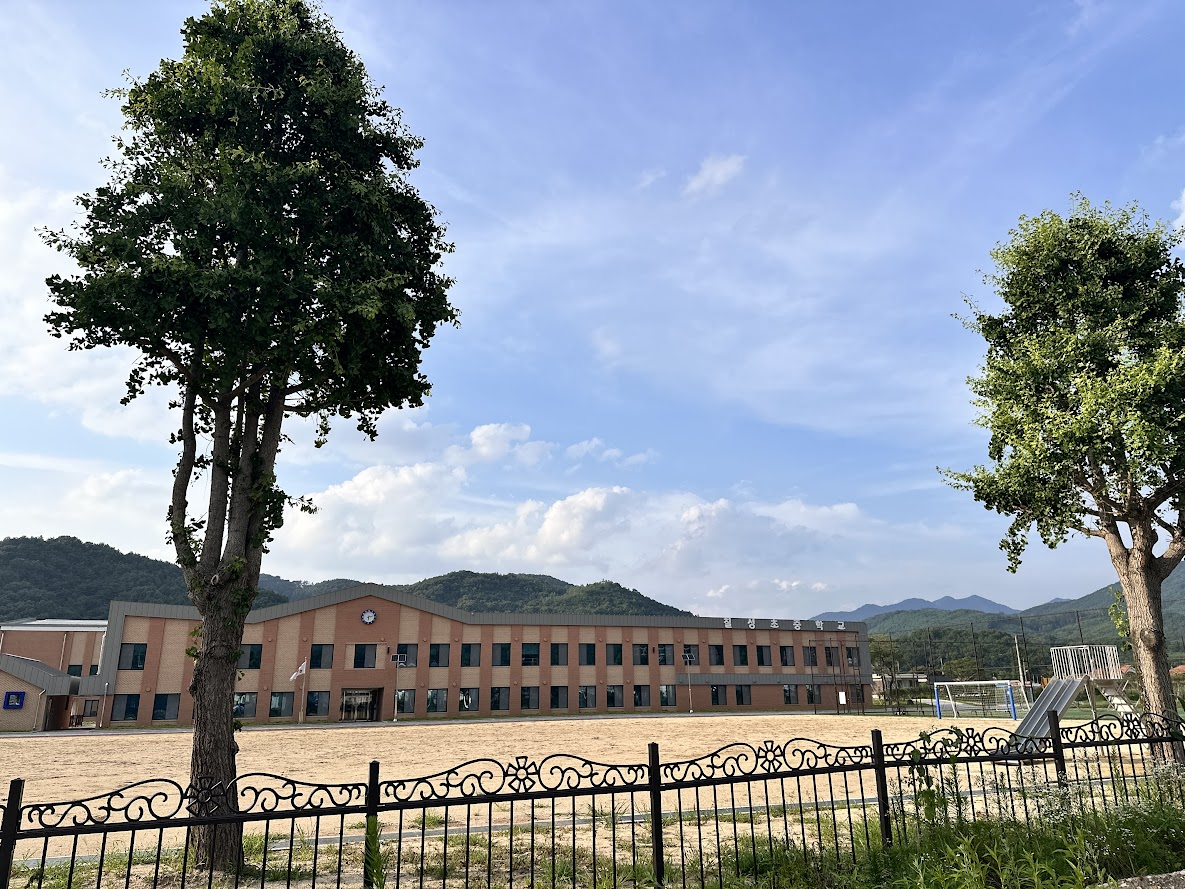 충북 괴산에 있는 한 초중학교