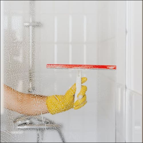 샤워부스를 청소하는 손