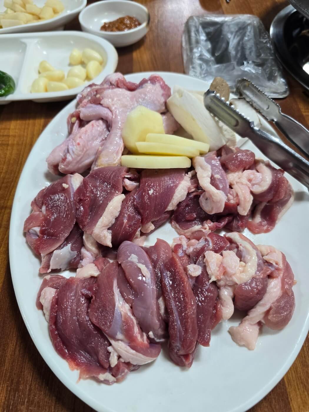 한방오리 생고기와 감자 마늘 양념장