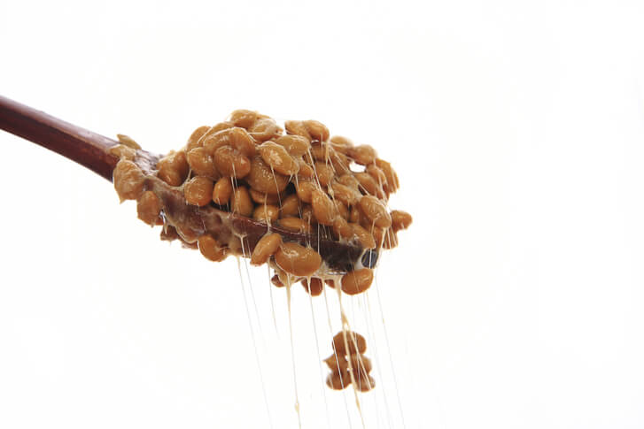 끈적이는 점액질이 보이는 낫또