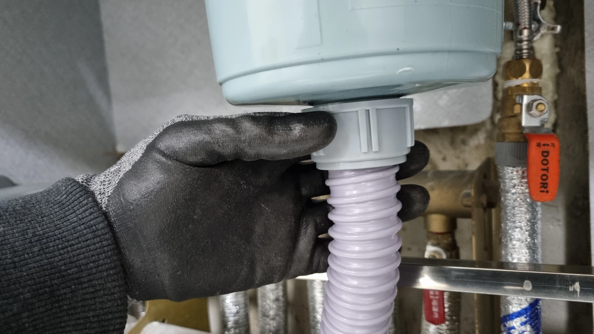 싱크대 호스 연결하는 모습