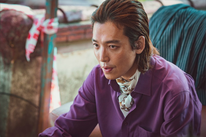 상대방을노려보는정경호