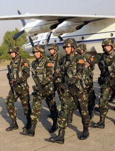 절도있는-걸음걸이로-행군하는-군인들