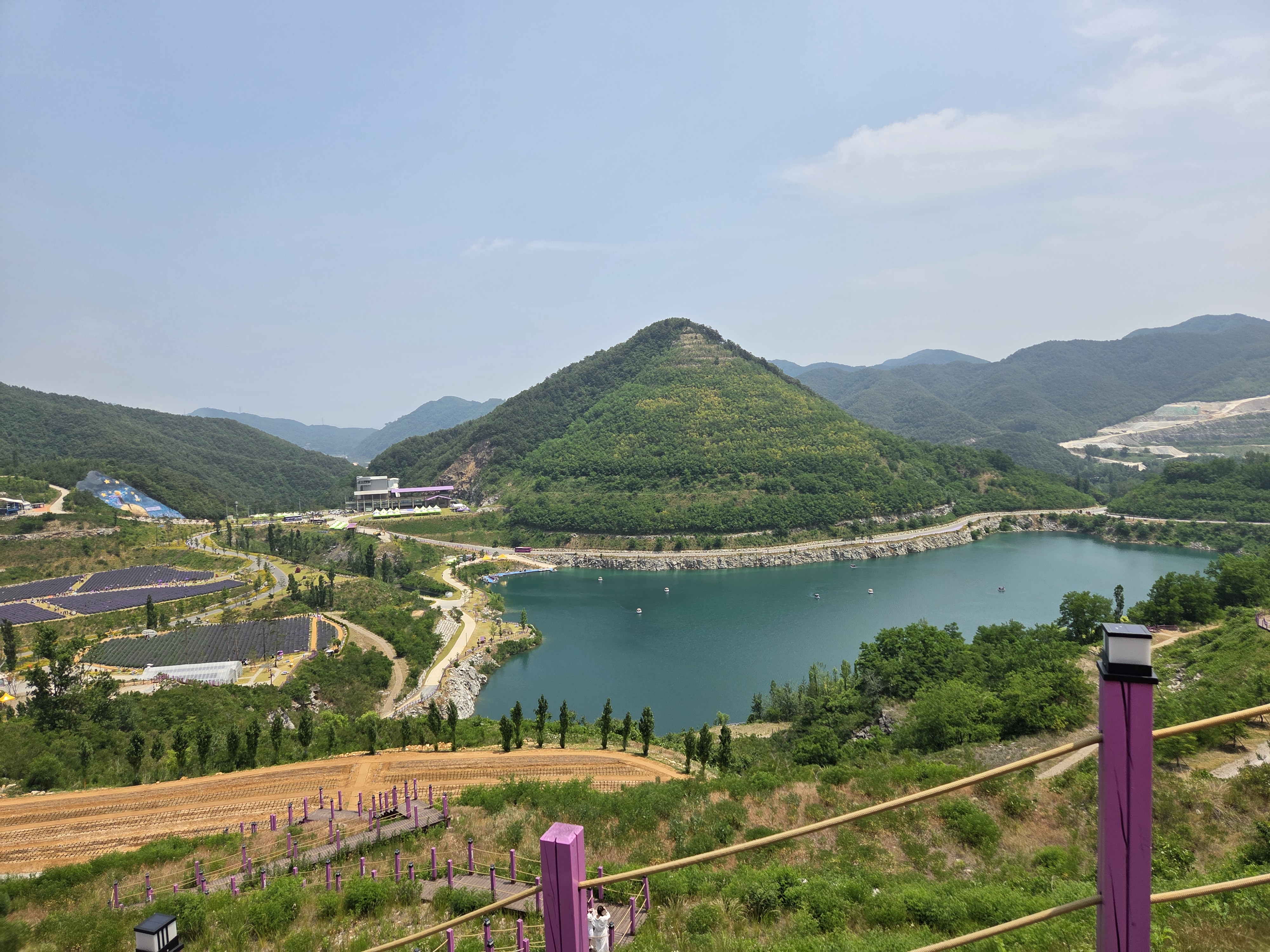 라벤더 정원(왼쪽)과 청옥호