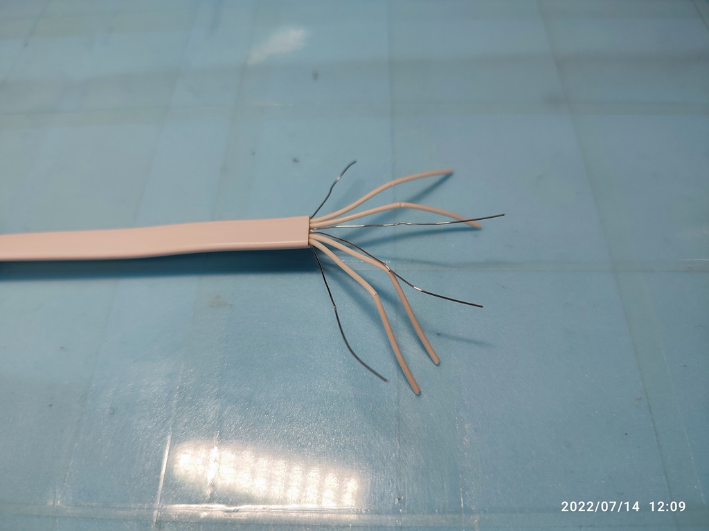 칼로 그어 놓은 상처가 있는 내부 케이블 확대