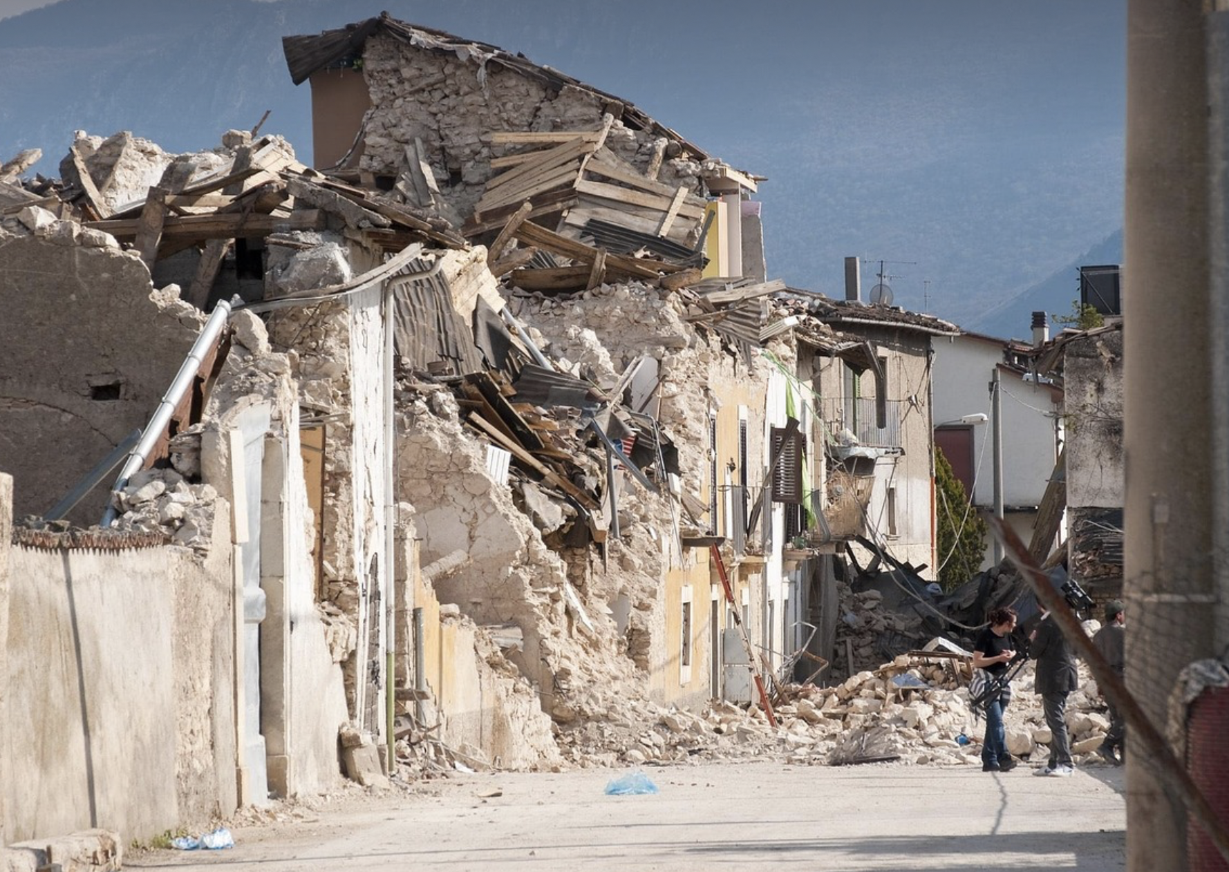 지진으로 망가진 마을의 모습