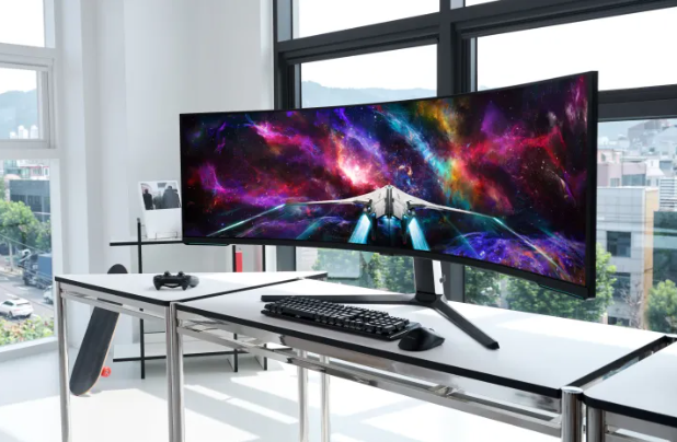 책상 위에 놓인 삼성 오디세이 네오 G9 57인치 미니 LED 게이밍 모니터.