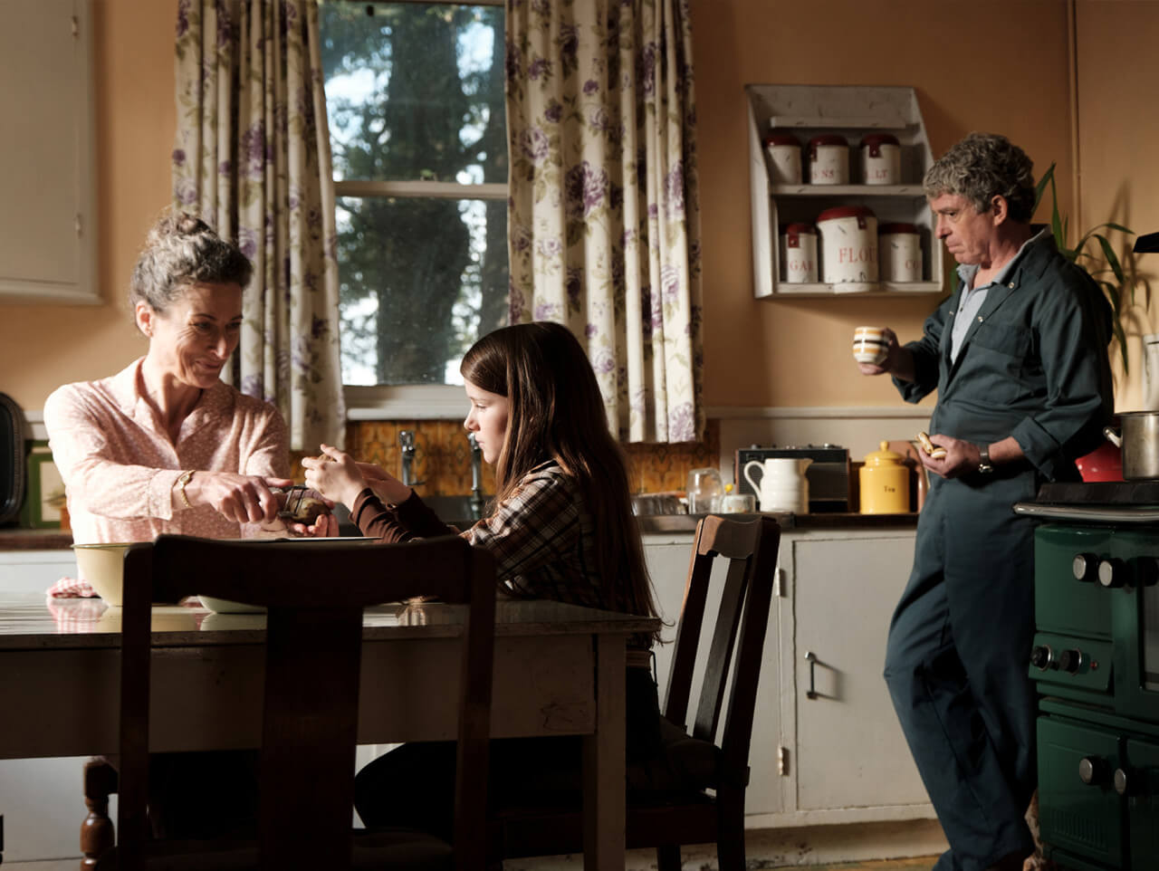 킨셀라 부부와 코오트가 식탁에서 다정한 한 때를 보내는 모습