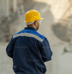 근로자가 공사현장을 걸어가고있다