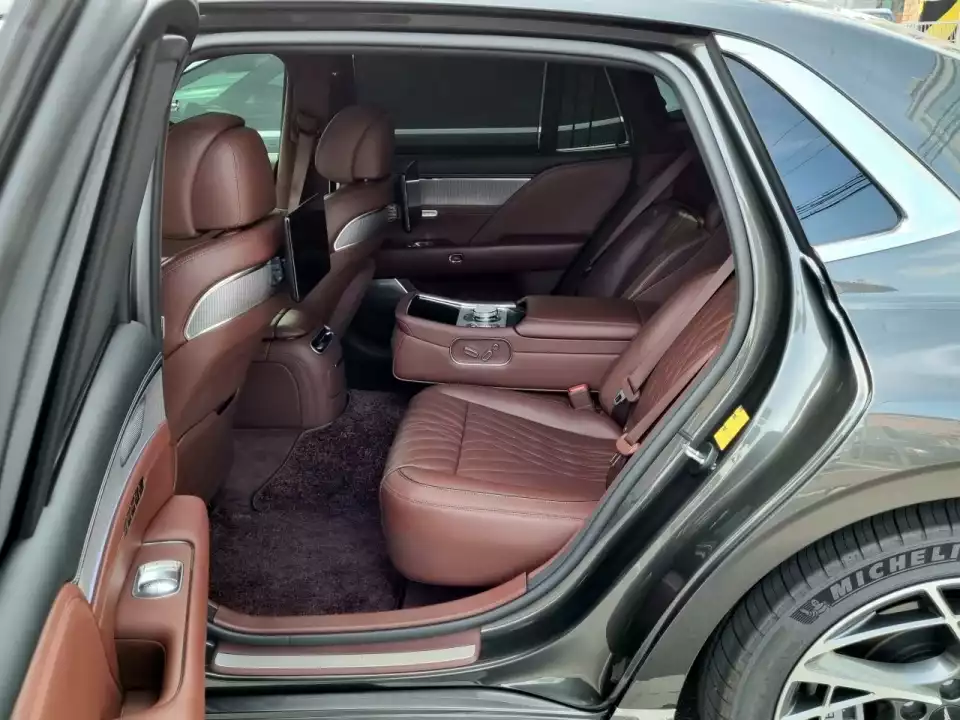 G90 뒷좌석 문을 연 모습입니다.