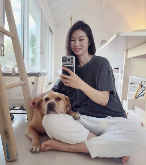 유튜버 서아름씨가 자신의 개와 거실에 앉아 있는 모습