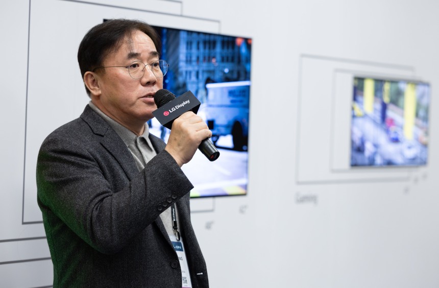 올해 1월 미국 라스베이거스에서 열린 세계 최대 IT 전시회 'CES 2024'에서 정철동 LG디스플레이 사장이 인사말을 하고 있다.