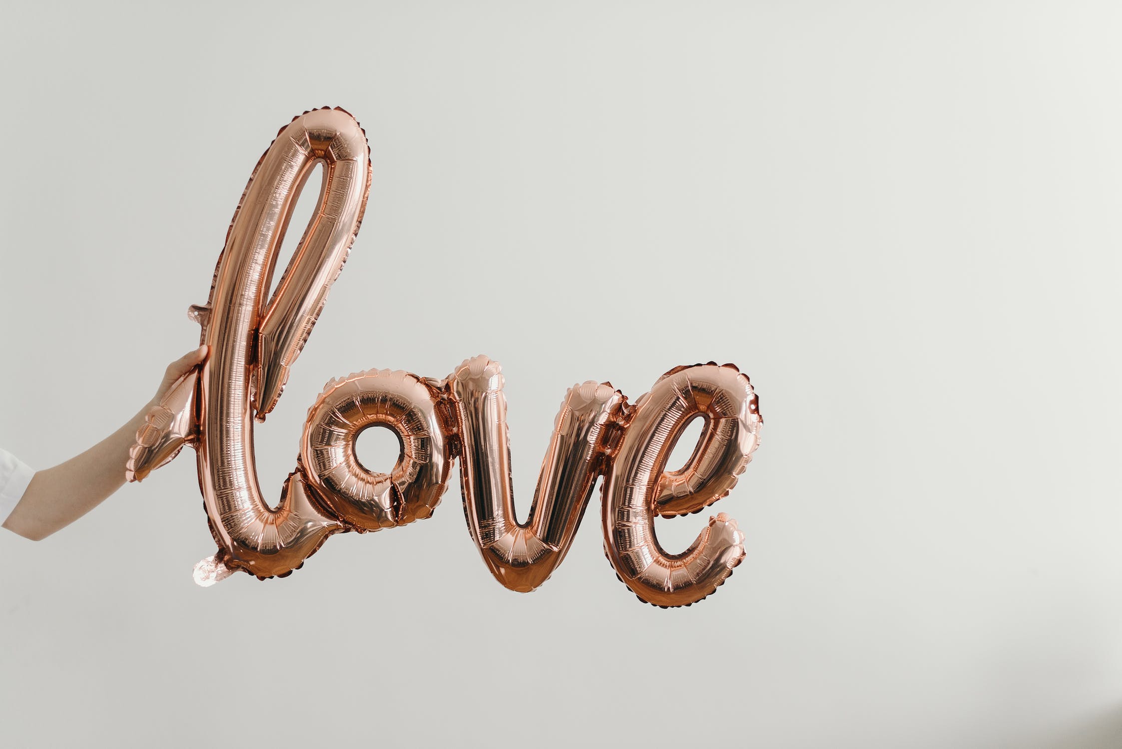 로제색상의 풍선으로 만든 love