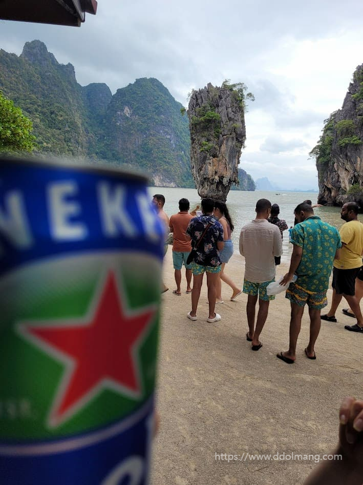 팡아만 제임스본드 섬에서 하이네켄을 들고 있는 모습