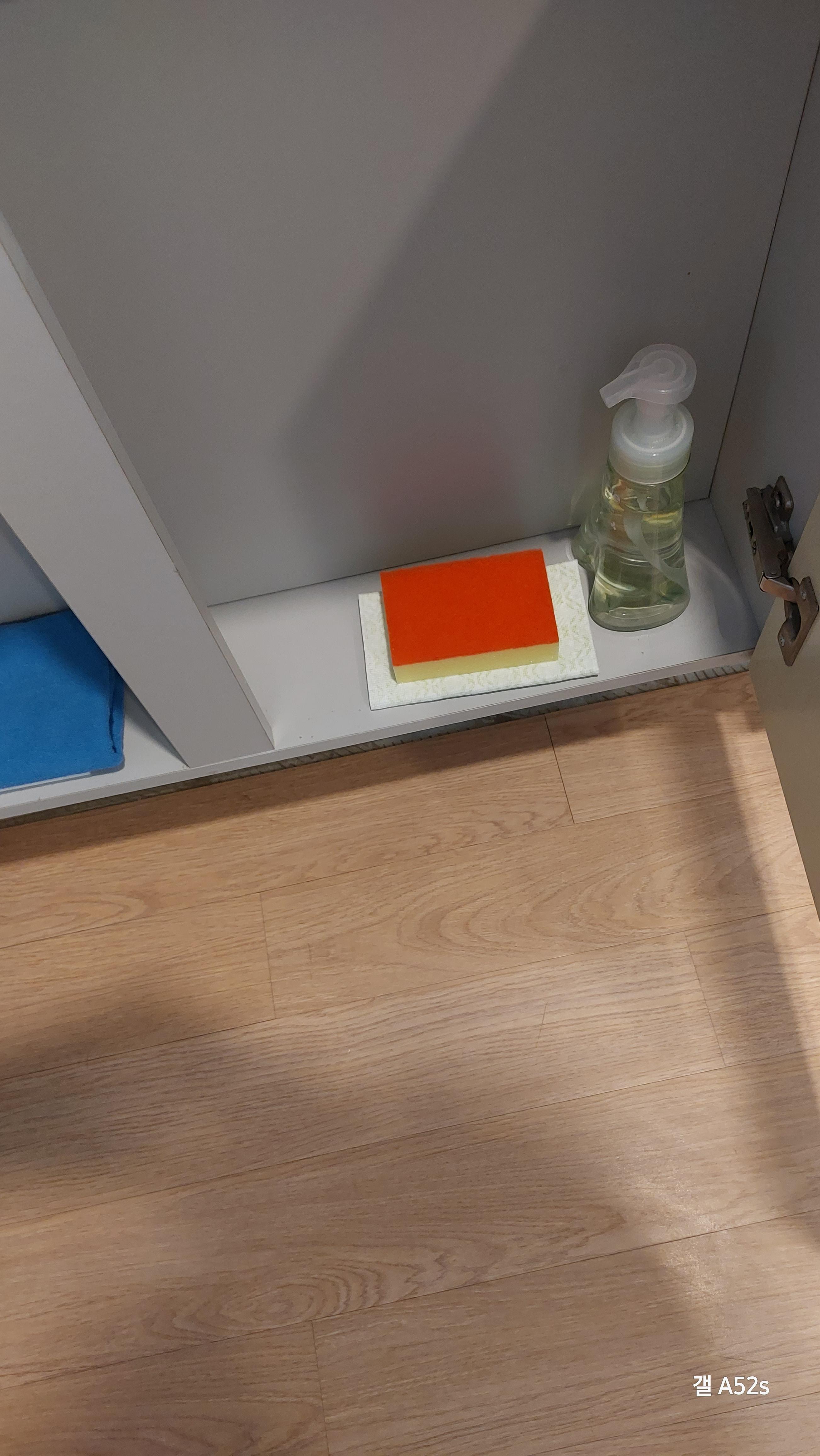 세면대 밑에는 설거지 세정제와 스폰지가 있습니다.