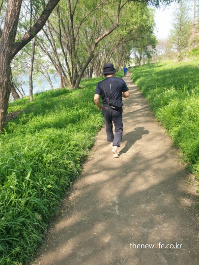 서울 맨발 걷기 좋은 장소 &ndash; 한강 강변 흙길을 따라 맨발 걷기를 하는 사람의 실제 모습