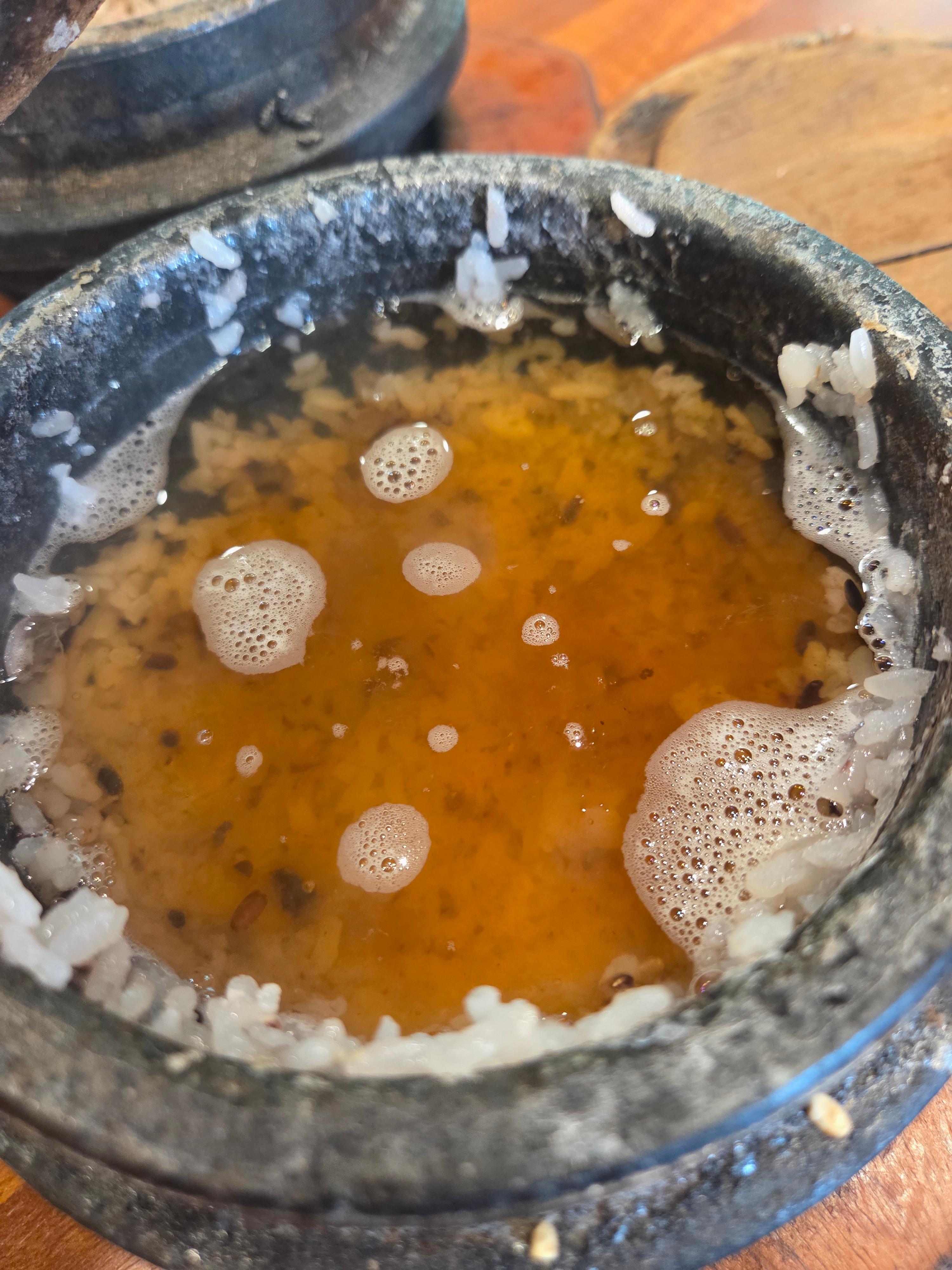 돌솥밥에 뜨거운 차를 부어 만든 숭늉 모습