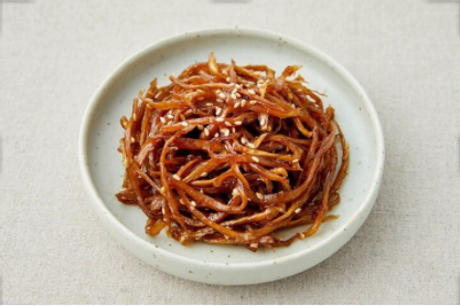 아삭하게 요리한 우엉조림 완성 모습