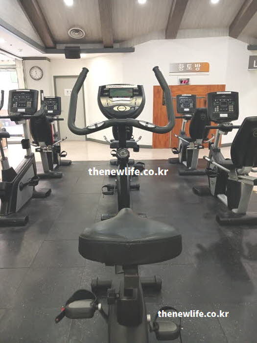 신장에 좋은 음식 관리와 함께 하는 실내 자전거 운동 실사진