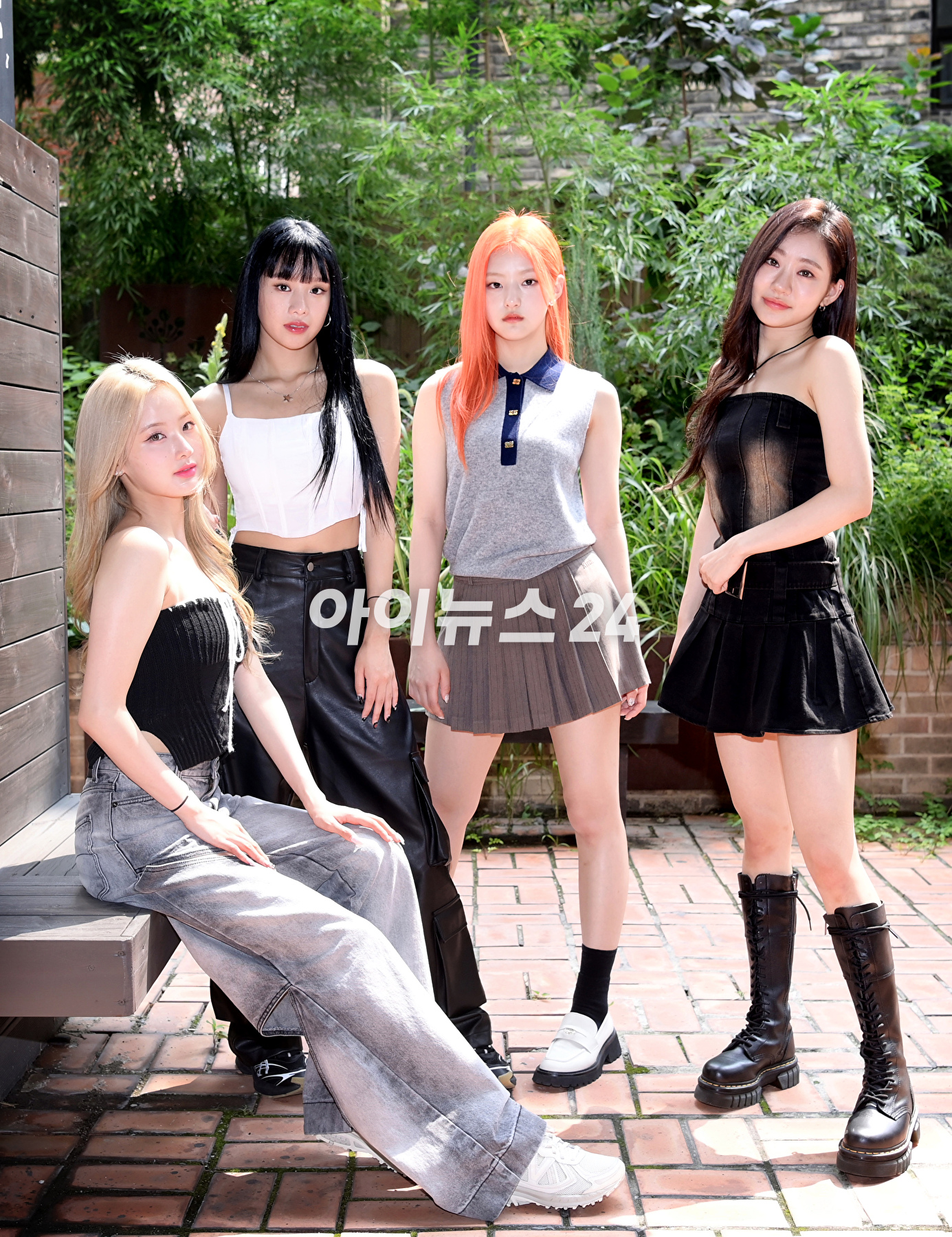 그룹 키스오브라이프(KISS OF LIFE)가 14일 서울 마포구 상수동 인근에서 진행된 조이뉴스24와의 인터뷰에 앞서 포즈를 취하고 있다. [사진=정소희 기자]