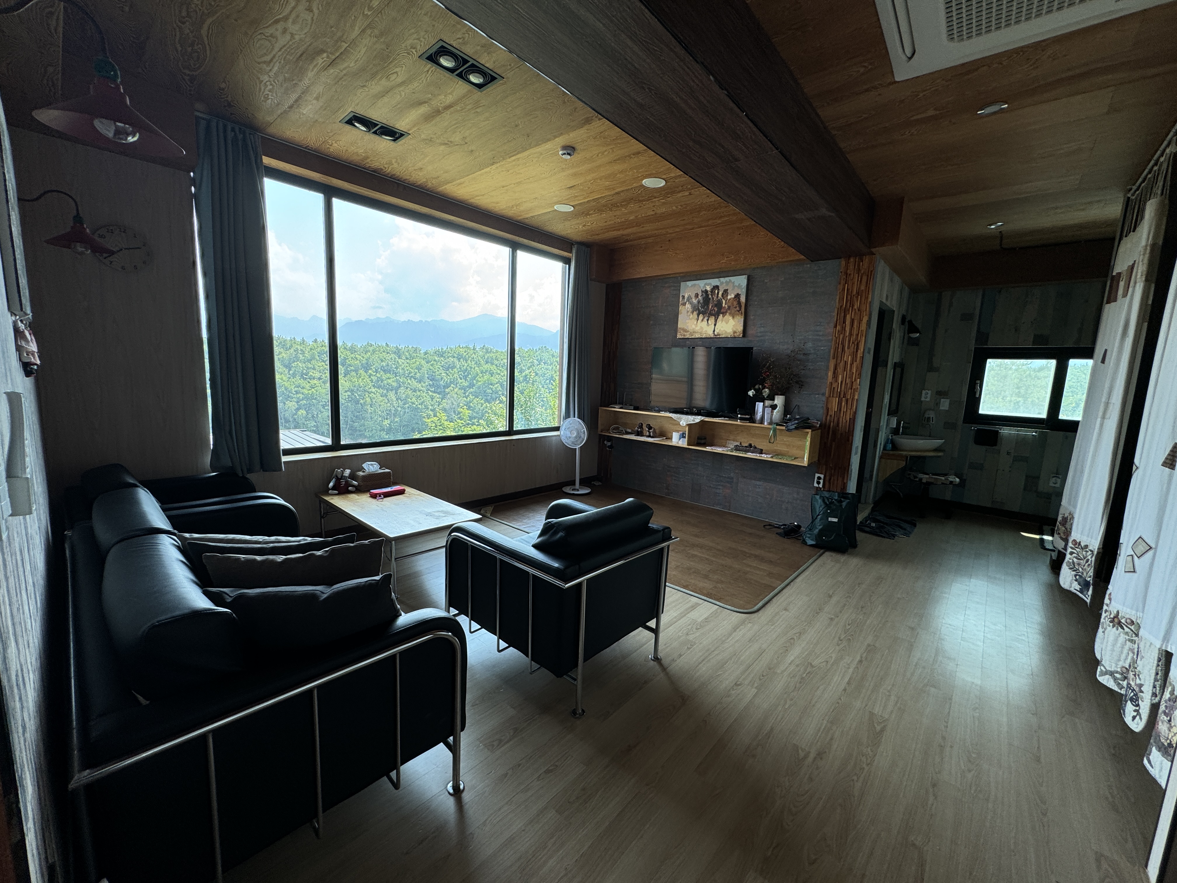 고성-티티펜션-1층-거실