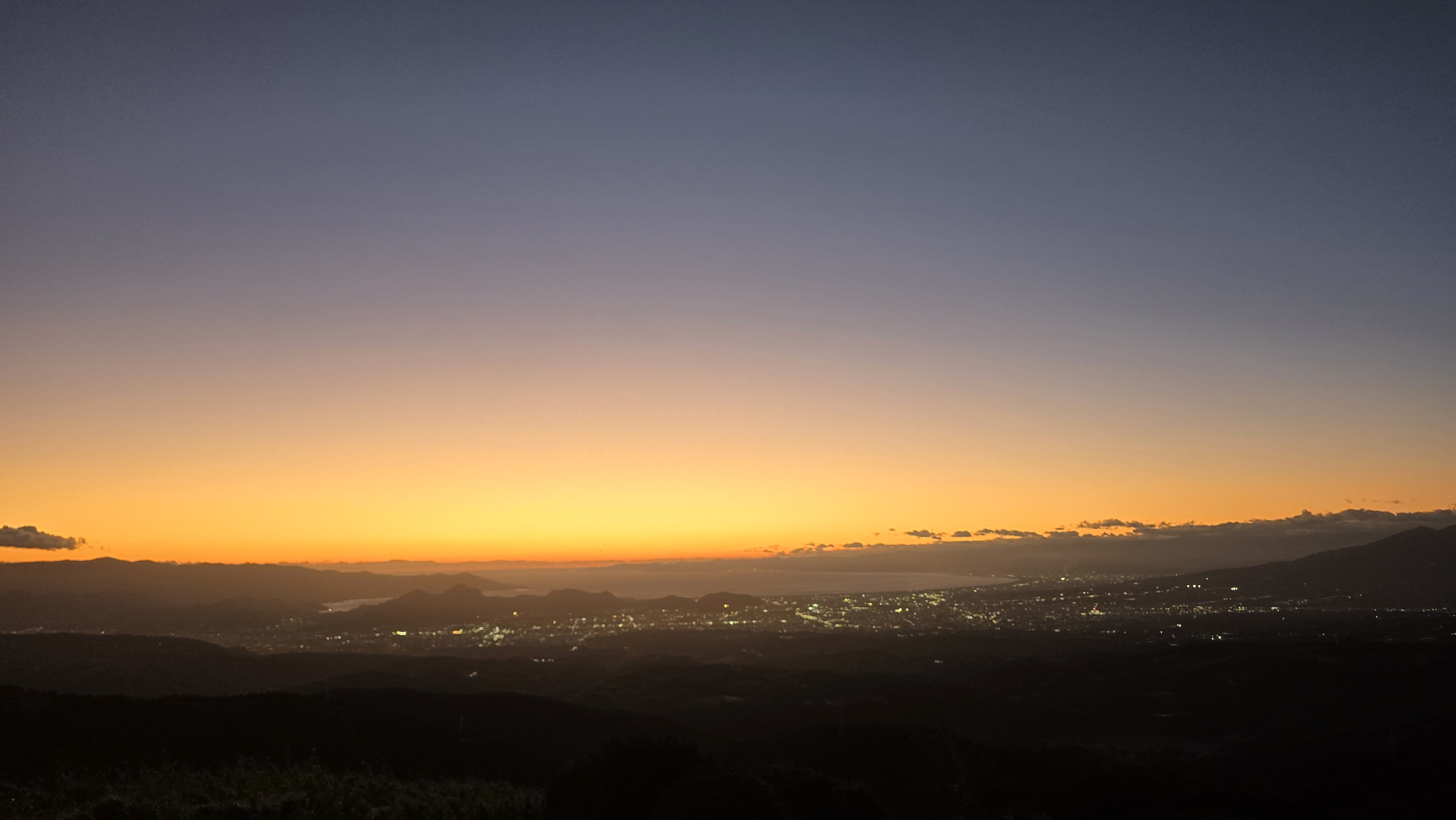 어둑해진 하늘과 후지산 실루엣, 도시 불빛과 어울린 장면