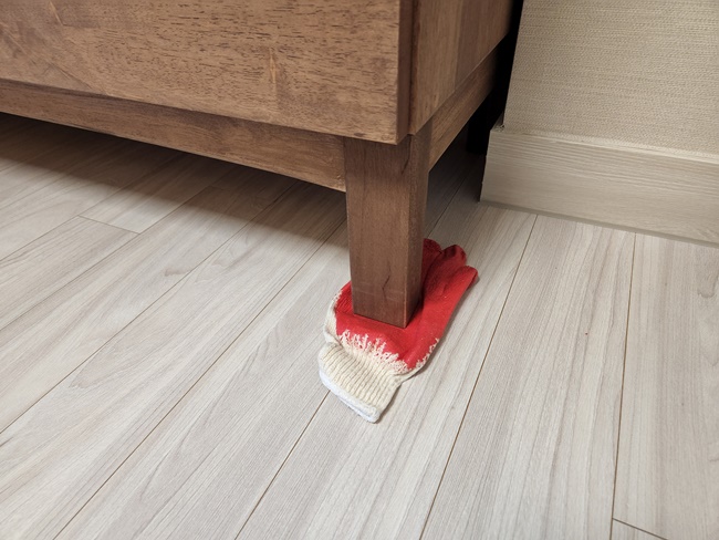 혼자 가구 옮기는 방법_빨간 목장갑