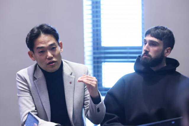 LG CNS AI센터장 진요한 상무(왼)와 에이단 고메즈 코히어 CEO가 나란히 앉아 있는 모습