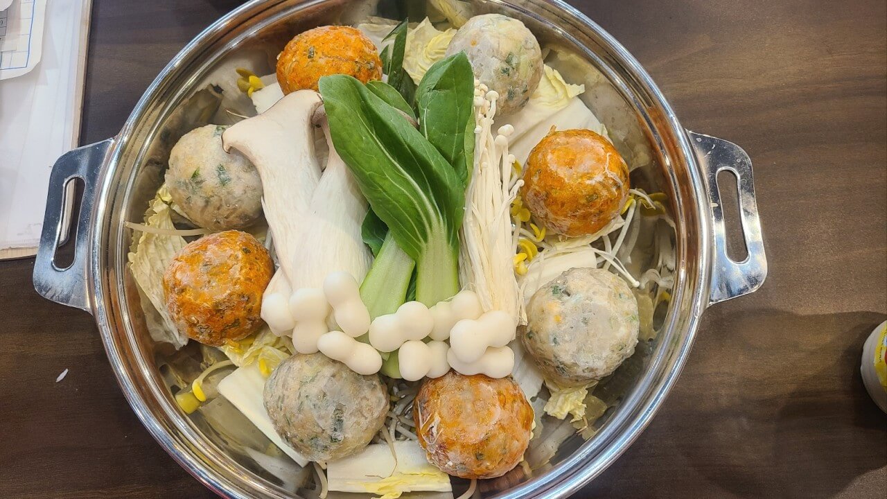 생방송투데이 외국인의 밥상 경기 수원시 굴림만두전골 맛집 행운만두칼국수 생방송투데이 3779회