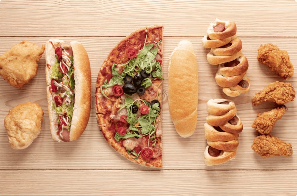 피자와 감자튀김 등 인스턴트 음식들