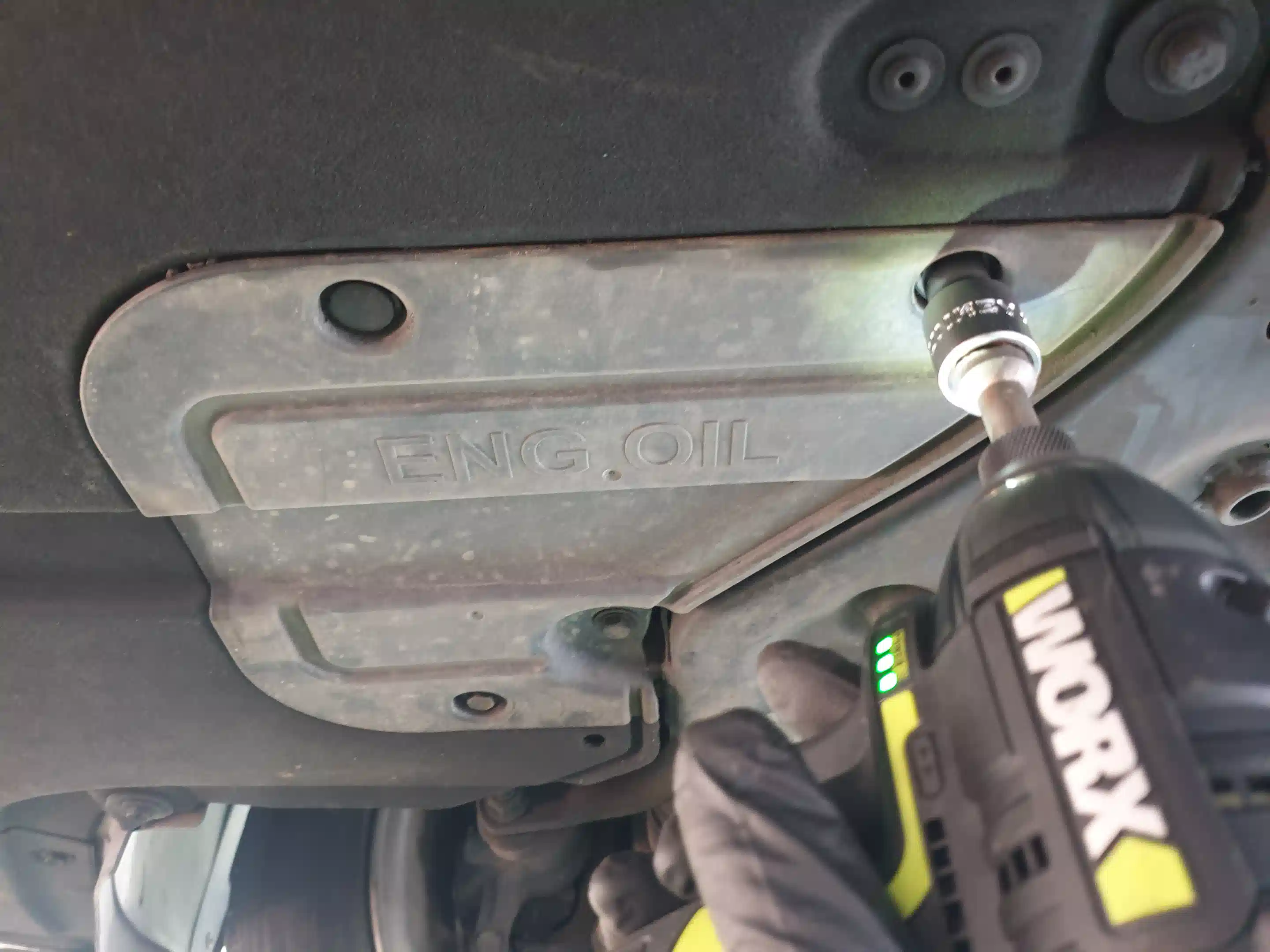 엔진 오일 드레인 커버 분리