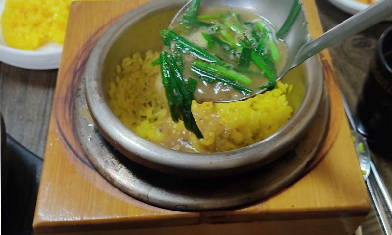 솥밥에 물이아닌 추어탕을 넣는 모습