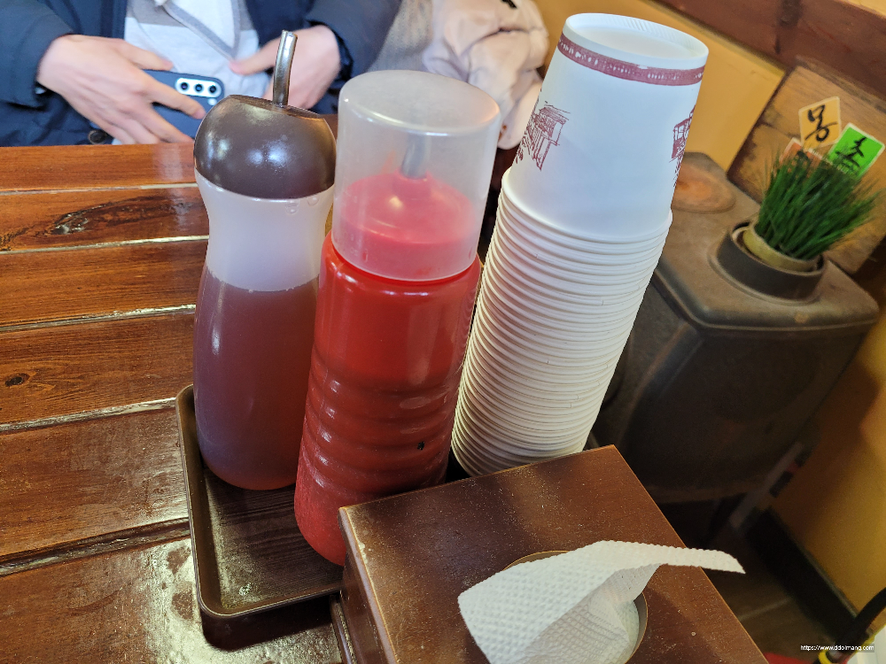 테이블 위 참기름 초장 종이컵