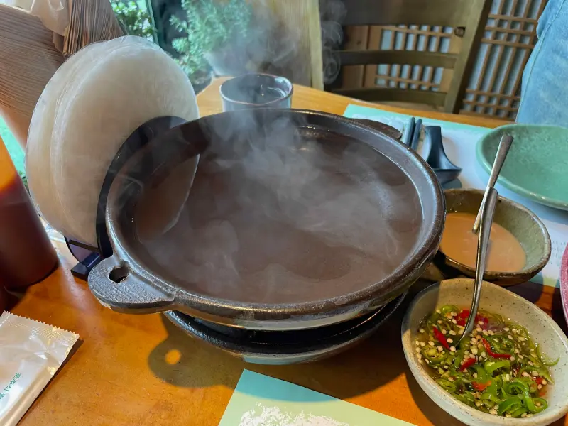 월남쌈 라이스페이퍼 먹을수 있게 따뜻한 물과 소스 모습